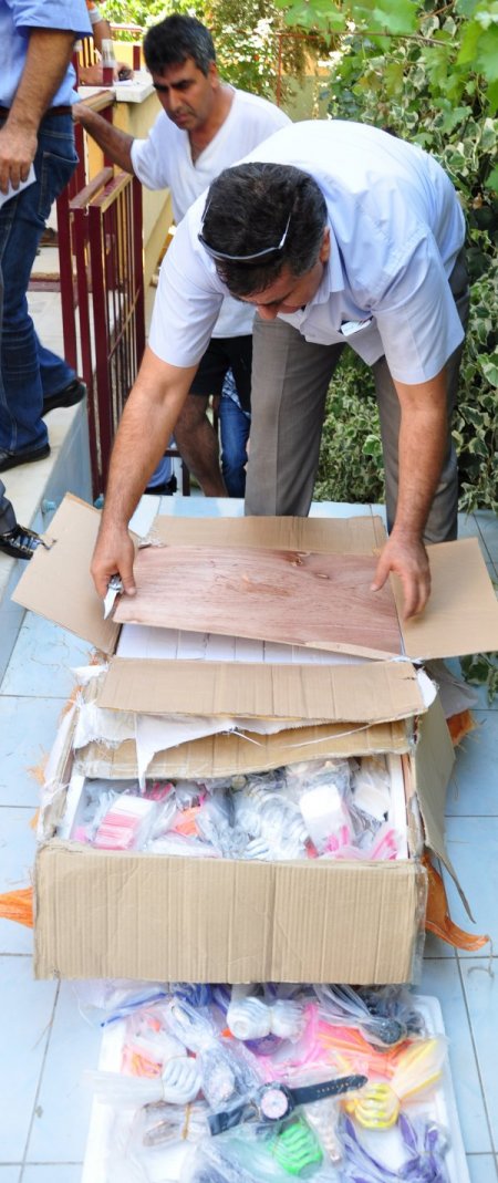 Ünlü spor giyim firmasının taklidi ayakkabı ve saatlere el konuldu