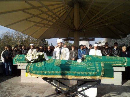 Ünlü tiyatrocu son yolculuğuna uğurlandı