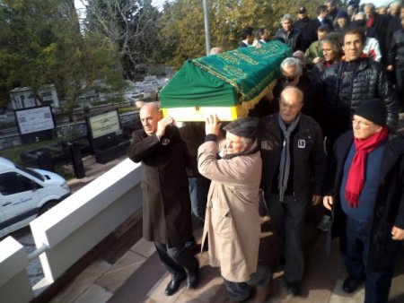 Ünlü tiyatrocu son yolculuğuna uğurlandı