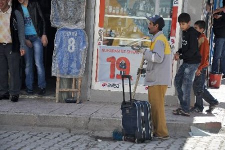 Unutulan Çantadan Elbise Ve Pasaport Evrakları Çıktı
