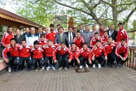 Ünye Belediyesporlu futbolcular başarılarını Arpacıoğlu ile paylaştı