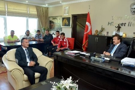 Ünye Belediyesporlu futbolcular başarılarını Arpacıoğlu ile paylaştı