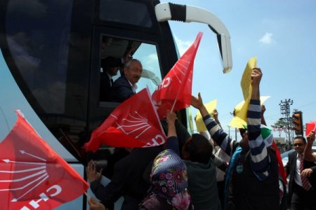 Üreticiler Chp Lideri Kılıçdaroğlu’nun Önüne Biber Döktü