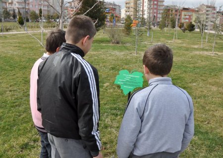 Uşak Belediyesi parklardaki bitkilere tanıtıcı tabela koyuyor