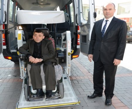 Uşak Belediyesi'nden engelli vatandaşlara araba desteği