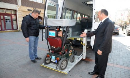 Uşak Belediyesi'nden engelli vatandaşlara araba desteği