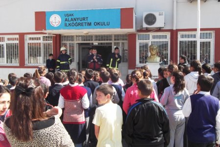 Uşak İtfaiyesi okullarda yangın tatbikatı yaptı