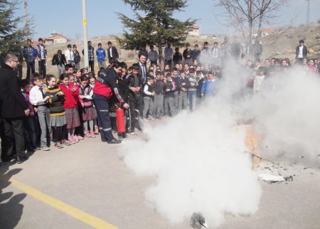 Uşak İtfaiyesi okullarda yangın tatbikatı yaptı