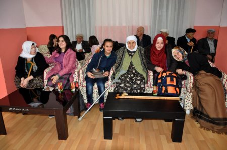 Uşak Körfez Dershanesi öğrencileri huzurevini ziyaret etti