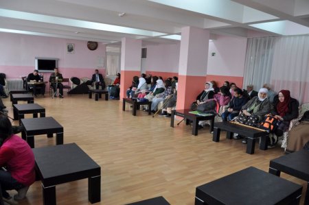 Uşak Körfez Dershanesi öğrencileri huzurevini ziyaret etti