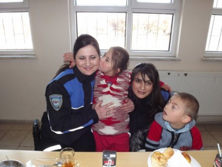 Uşak polisi Vala Gedik İlköğretim ve İş Okulu'nu ziyaret etti