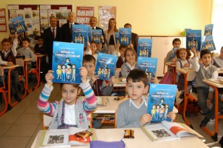 Uşak SGK öğrencilere hikaye kitabı dağıttı