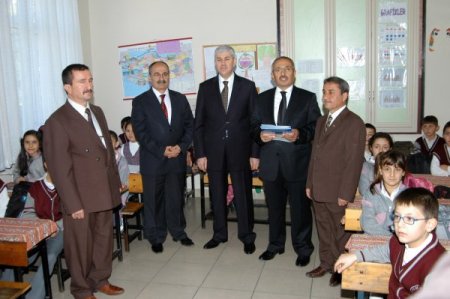 Uşak SGK öğrencilere hikaye kitabı dağıttı