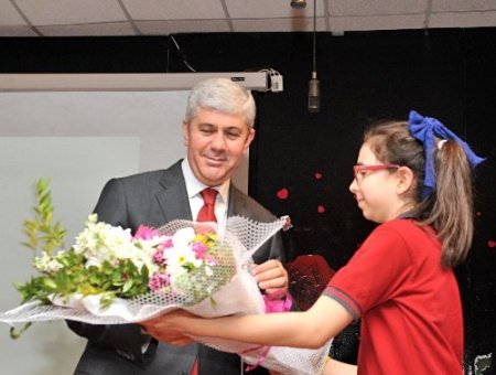 Uşak Üftade Koleji başarılı öğrencileri ödüllendirdi