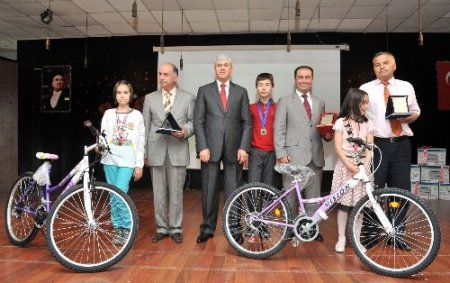 Uşak Üftade Koleji başarılı öğrencileri ödüllendirdi