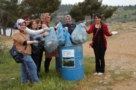 Uşak Üniversitesi öğrencileri çöp topladı