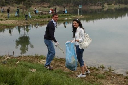 Uşak Üniversitesi öğrencileri çöp topladı