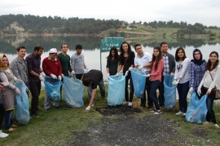 Uşak Üniversitesi öğrencileri çöp topladı