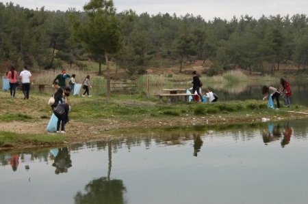 Uşak Üniversitesi öğrencileri çöp topladı