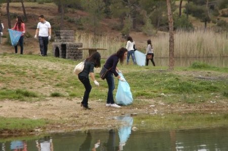 Uşak Üniversitesi öğrencileri çöp topladı