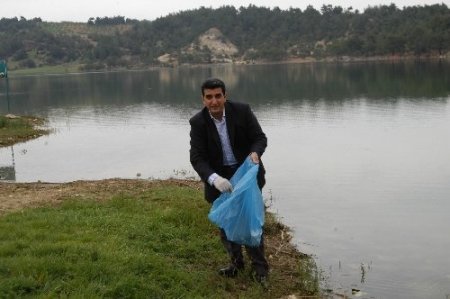 Uşak Üniversitesi öğrencileri çöp topladı