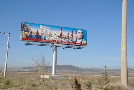 Uşak'ın simge fotoğrafı, İzmir-Ankara yoluna tabela olarak koyuldu