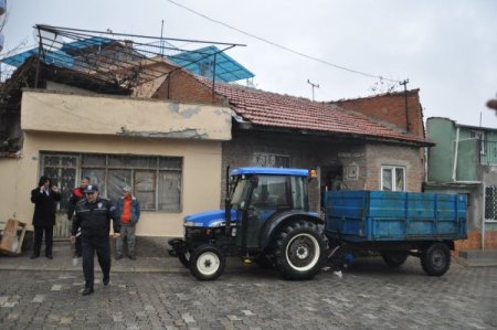 Uşak'ta bir evden beş kamyon çöp çıkarıldı