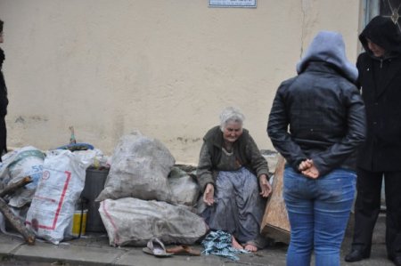 Uşak'ta bir evden beş kamyon çöp çıkarıldı