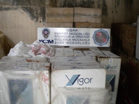 Uşak'ta çok miktarda kaçak sigara ve makaron ele geçirildi