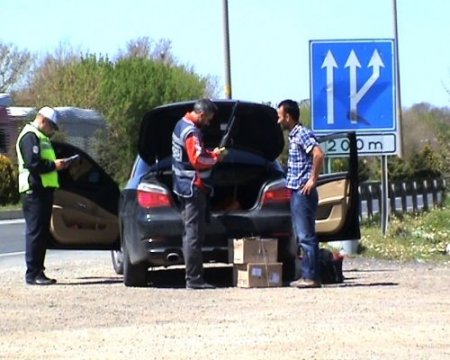 Uşak'ta esrar, kaçak sigara ve çay ele geçirildi