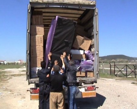 Uşak'ta esrar, kaçak sigara ve çay ele geçirildi