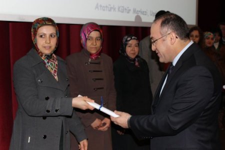 Uşak'ta girişimci kursiyerler sertifika aldı