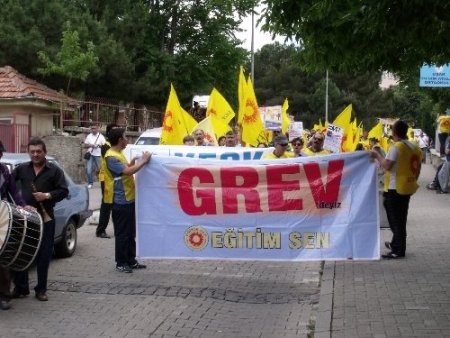 Uşak'ta KESK üyeleri grev başlattı