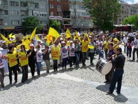 Uşak'ta KESK üyeleri grev başlattı