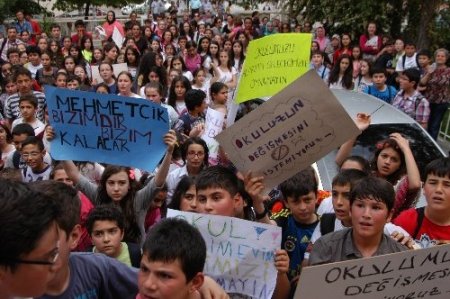 Uşak’ta öğrenciler Milli Eğitim Müdürlüğü'ne yürüdü