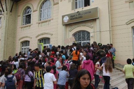 Uşak’ta öğrenciler Milli Eğitim Müdürlüğü'ne yürüdü