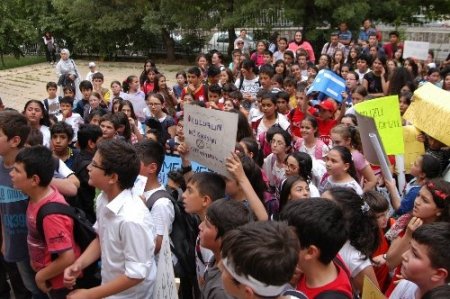 Uşak’ta öğrenciler Milli Eğitim Müdürlüğü'ne yürüdü