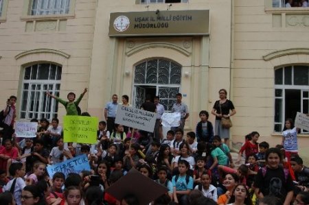 Uşak’ta öğrenciler Milli Eğitim Müdürlüğü'ne yürüdü