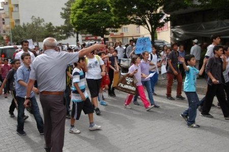 Uşak’ta öğrenciler Milli Eğitim Müdürlüğü'ne yürüdü