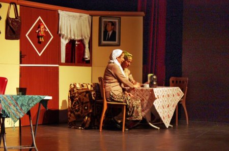 Uşak'ta öğrencilere terörün gerçek yüzü 'Karanfil Kokusu' ile anlatıldı