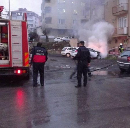 Uşak’ta park halindeki araba yandı