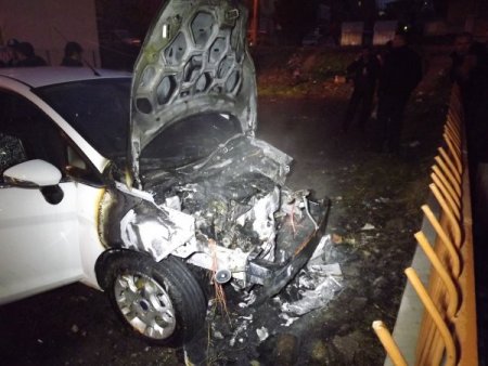 Uşak’ta park halindeki araba yandı