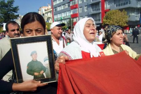 Uşak'ta Şehit Ve Gazi Aileleri Pkk'lıların Teslim Sürecini Protesto Etti
