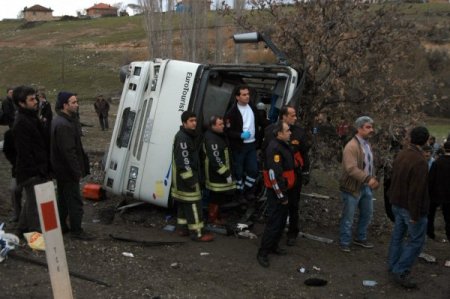 Uşak'ta servis aracı devrildi: 29 yaralı