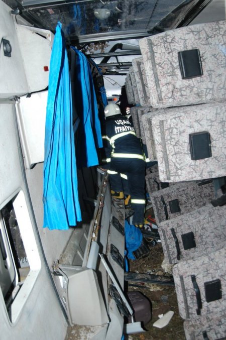 Uşak'ta servis aracı devrildi: 29 yaralı