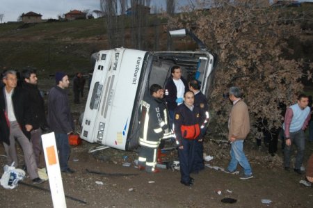 Uşak'ta servis aracı devrildi: 29 yaralı