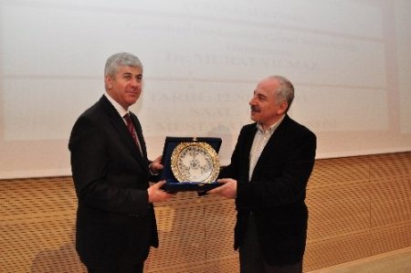 Uşak’ta 'Türkiye’de Demokratikleşme ve Yerel Kalkınma' konferansı düzenlendi