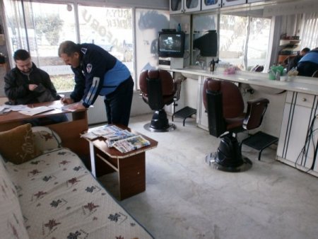 Uşak'ta zabıta ekipleri kuaförleri denetledi