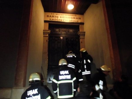 Uşak’taki tarihi okul ikinci defa yanmaktan son anda kurtarıldı