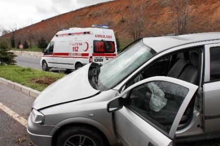 Uşak’taki trafik kazasında 3 kişi yaralandı